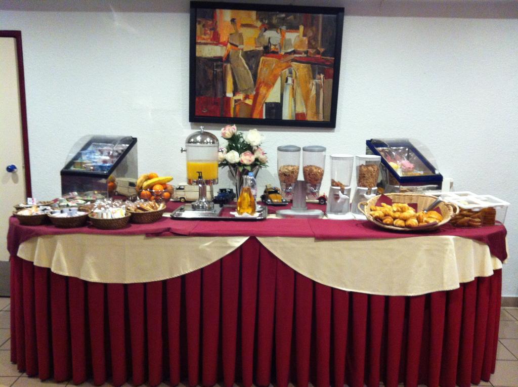 Comfort Hotel Poissy Technoparc Екстер'єр фото